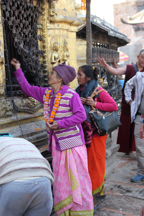 templo-monos-katmandu-peregrinos