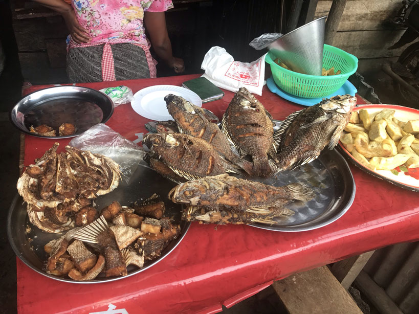 viaje-uganda-mercado-pescado