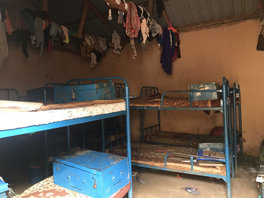 viaje-uganda-orfanato-camas