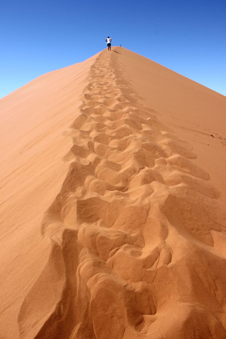 viaje-namibia-desierto-huellas-arena