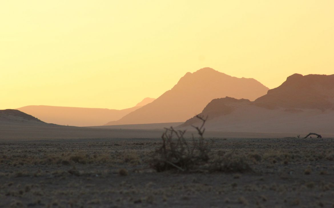 viaje-namibia-puesta-sol-desierto