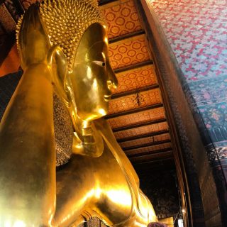 Primer día en Bangkok, impresionados con esta ciudad que mezcla tradición y modernidad. Hoy hemos visitados el Palacio Real, los templos de Wat Phra Kaeo, el Buda Esmeralda, los templos de Wat Pho, con el impresionante Buda reclinado (46 m de largo), y el Wat Arun.
.
También hemos navegado por los canales de Thon Buri y finalmente hemos subido al edificio mas alto de la ciudad (300 m), el King Tower Mahanakhon.
.
Me he quedado fascinado con el Buda estirado (en la foto), por su grandiosidad, su deslumbrante dorado y su originalidad.
.
#tailandia #tailandia🇹🇭 #tailandiatrip #thailandtravel #thailandinstagram #bangkok #bangkoktrip #gorongeti #viajes #traveller