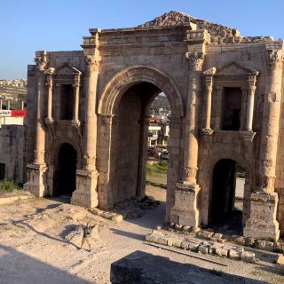 Comentario de un cliente que estuvo de viaje por Jordania sobre Jerash (Gerasa), una de las ciudades romanas más espectaculares del mundo: "Gerasa es impresionante, vale la pena todo el viaje solo por conocerla. Aquí lo del cardo máximo, el foro, los templos, el decúmamo, etc. no son suposiciones e imaginaciones sobre planos, sino realidades enormes"...  #jordania #viajesjordania #viajarajordania #visitjordania #visitjordan #turismojordania #jordantourism #gerasa #jerash #jerashjordan #gorongeti